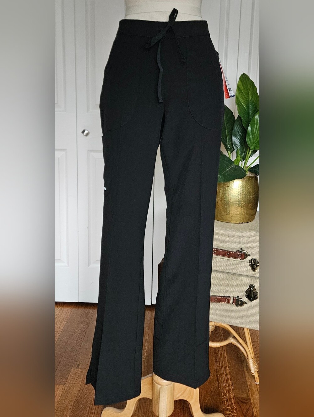 NWT Skechers by Barco Black Reliance Cargo Medical Scrub Pants Size S